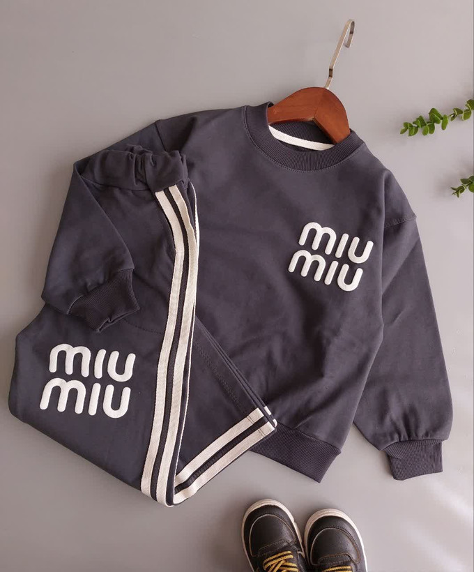 ست بلوز و شلوار پسرانه دورس دونخ لاکرا طرح miu miu